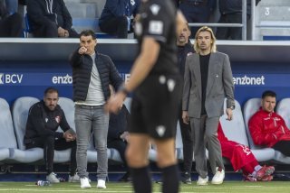 Barthélémy Constantin (à droite) et Didier Tholot lors du derby perdu 2-0 par le FC Sion samedi à la Tuilière.